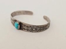 Small VTG Sterling Silver Turquoise Navajo Fred Harvey Era Stamped Cuff Bracelet - Additional view 2