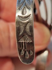FRED HARVEY ERA MAISELS Navajo THUNDERBIRD Scalloped Sterling Tooled Bracelet - Additional view 3