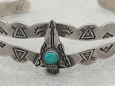 Sterling Silver Hand-stamped Fred Harvey Era Arrow Green Turquoise Cuff Bracelet - Additional view 3