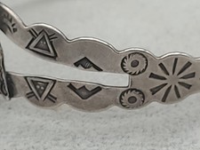 Sterling Silver Hand-stamped Fred Harvey Era Arrow Green Turquoise Cuff Bracelet - Additional view 5
