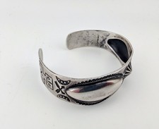 Vtg c1920's Navajo Fred Harvey Era Ingot Silver Repousse Cuff Bracelet Sz 6⅝ - Additional view 2