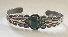 OLD FRED HARVEY ERA Navajo Turquoise Double ARROW SCALLOPED Sterling Bracelet - Additional view 1