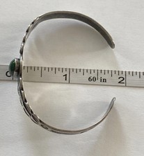 OLD FRED HARVEY ERA Navajo Turquoise Double ARROW SCALLOPED Sterling Bracelet - Additional view 12