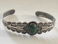 OLD FRED HARVEY ERA Navajo Turquoise Double ARROW SCALLOPED Sterling Bracelet - Additional view 3