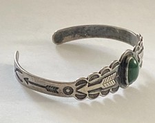 OLD FRED HARVEY ERA Navajo Turquoise Double ARROW SCALLOPED Sterling Bracelet - Additional view 4