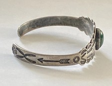 OLD FRED HARVEY ERA Navajo Turquoise Double ARROW SCALLOPED Sterling Bracelet - Additional view 5