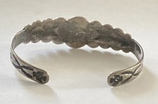 OLD FRED HARVEY ERA Navajo Turquoise Double ARROW SCALLOPED Sterling Bracelet - Additional view 7