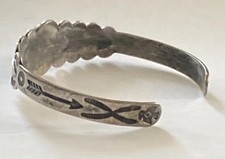 OLD FRED HARVEY ERA Navajo Turquoise Double ARROW SCALLOPED Sterling Bracelet - Additional view 8