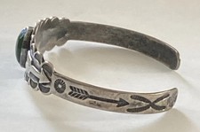 OLD FRED HARVEY ERA Navajo Turquoise Double ARROW SCALLOPED Sterling Bracelet - Additional view 9
