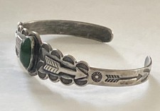 OLD FRED HARVEY ERA Navajo Turquoise Double ARROW SCALLOPED Sterling Bracelet - Additional view 10