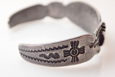 Vintage Navajo Fred Harvey Era Arrow Sterling Silver Stamped Cuff Bracelet - Additional view 2