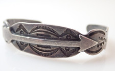 Vintage Navajo Fred Harvey Era Arrow Sterling Silver Stamped Cuff Bracelet - Additional view 3