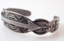 Vintage Navajo Fred Harvey Era Arrow Sterling Silver Stamped Cuff Bracelet - Additional view 4