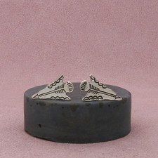 fred harvey era sterling silver vintage stamped arrowhead screw-back earrings