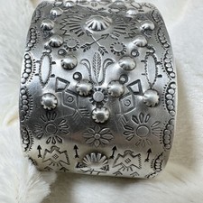 Old Fred Harvey Era Navajo Repousse&Stamped Sterling Silver Cuff Bracelet 52g - Additional view 1