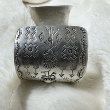 Old Fred Harvey Era Navajo Repousse&Stamped Sterling Silver Cuff Bracelet 52g - Additional view 2