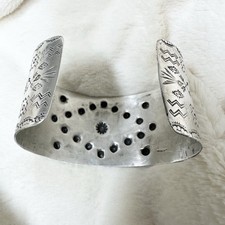 Old Fred Harvey Era Navajo Repousse&Stamped Sterling Silver Cuff Bracelet 52g - Additional view 3