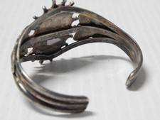 VINTAGE WIDE FRED HARVEY NAVAJO INDIAN STERLING SILVER + JET CUFF BRACELET - Additional view 2
