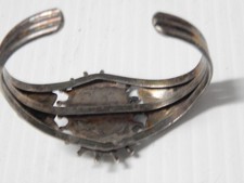 VINTAGE WIDE FRED HARVEY NAVAJO INDIAN STERLING SILVER + JET CUFF BRACELET - Additional view 3