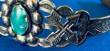 VINTAGE OLD FRED HARVEY ERA NAVAJO STERLING SILVER CROSSED ARROWS CUFF BRACELET - Additional view 3