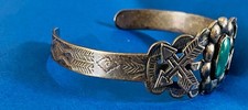 VINTAGE OLD FRED HARVEY ERA NAVAJO STERLING SILVER CROSSED ARROWS CUFF BRACELET - Additional view 4