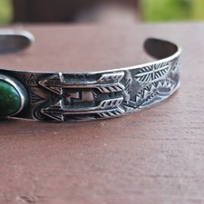 Fred Harvey Era Navajo Sterling Silver Cuff Bracelet Green Turquoise Arrows Sign - Additional view 2