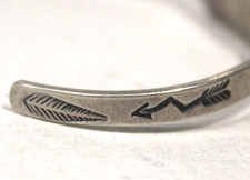 Vintage Sterling Silver Bracelet w/ Green Stone - Arrows - Fred Harvey Era - Additional view 4