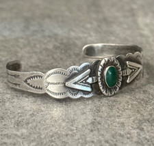 OLD FRED HARVEY ERA Navajo Turquoise Double ARROW SCALLOPED Sterling Bracelet - Additional view 2
