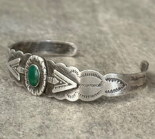 OLD FRED HARVEY ERA Navajo Turquoise Double ARROW SCALLOPED Sterling Bracelet - Additional view 3