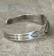 OLD FRED HARVEY ERA Navajo Turquoise Double ARROW SCALLOPED Sterling Bracelet - Additional view 4