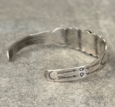OLD FRED HARVEY ERA Navajo Turquoise Double ARROW SCALLOPED Sterling Bracelet - Additional view 5