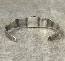 OLD FRED HARVEY ERA Navajo Turquoise Double ARROW SCALLOPED Sterling Bracelet - Additional view 6