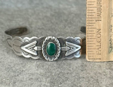 OLD FRED HARVEY ERA Navajo Turquoise Double ARROW SCALLOPED Sterling Bracelet - Additional view 7