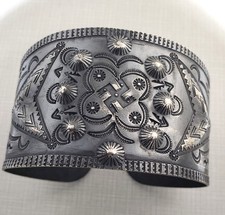 1930s NAVAJO FRED HARVEY ERA X LARGE STAMPED CUFF BRACELET WHIRLING LOG 107 GRAM - Additional view 2