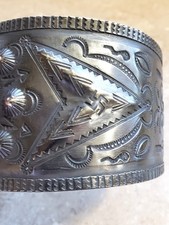 1930s NAVAJO FRED HARVEY ERA X LARGE STAMPED CUFF BRACELET WHIRLING LOG 107 GRAM - Additional view 17