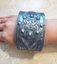 1930s NAVAJO FRED HARVEY ERA X LARGE STAMPED CUFF BRACELET WHIRLING LOG 107 GRAM - Additional view 3