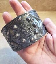 1930s NAVAJO FRED HARVEY ERA X LARGE STAMPED CUFF BRACELET WHIRLING LOG 107 GRAM - Additional view 4