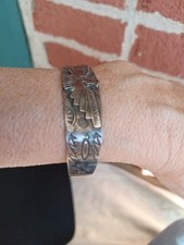 VINTAGE FRED HARVEY ERA NAVAJO THUNDERBIRD STAMPED ARROWS SILVER CUFF BRACELET - Additional view 1