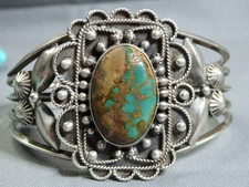 Fred Harvey Era NAVAJO Natural HACHITA TURQUOISE Repousse COIN Silver Bracelet - Additional view 3