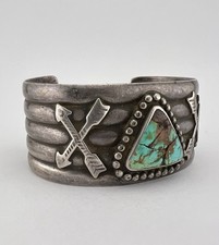 1930s Navajo Fred Harvey Silver Cerrillos Turquoise Stamped Arrow Cuff Bracelet - Additional view 1