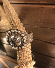 VINTAGE FRED HARVEY ERA NAVAJO DOMED/CONCHO  SILVER CUFF BRACELET  45.4 G - Additional view 3