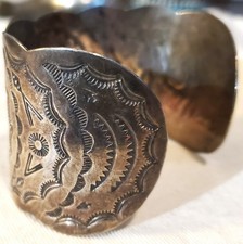 VINTAGE NAVAJO FRED HARVEY ERA THUNDERBIRD STAMP STERLING SILVER BRACELET vafo - Additional view 4