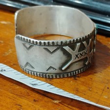 Early Fred Harvey Era NAVAJO Spiderweb TURQUOISE Sterling DOG Cuff Bracelet - Additional view 11