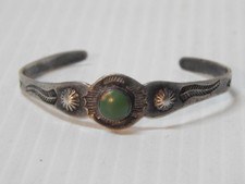 VINTAGE NAVAJO INDIAN FRED HARVEY STERLING SILVER SMALL WRIST SIZE BRACELET - Additional view 1