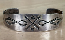 Vintage Fred Harvey Era Navajo Silver Stamped Crossed Arrows Bracelet - Additional view 1
