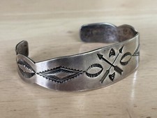 Vintage Fred Harvey Era Navajo Silver Stamped Crossed Arrows Bracelet - Additional view 2