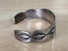 Vintage Fred Harvey Era Navajo Silver Stamped Crossed Arrows Bracelet - Additional view 3