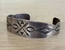 Vintage Fred Harvey Era Navajo Silver Stamped Crossed Arrows Bracelet - Additional view 4