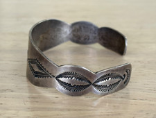 Vintage Fred Harvey Era Navajo Silver Stamped Crossed Arrows Bracelet - Additional view 5