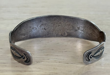 Vintage Fred Harvey Era Navajo Silver Stamped Crossed Arrows Bracelet - Additional view 6